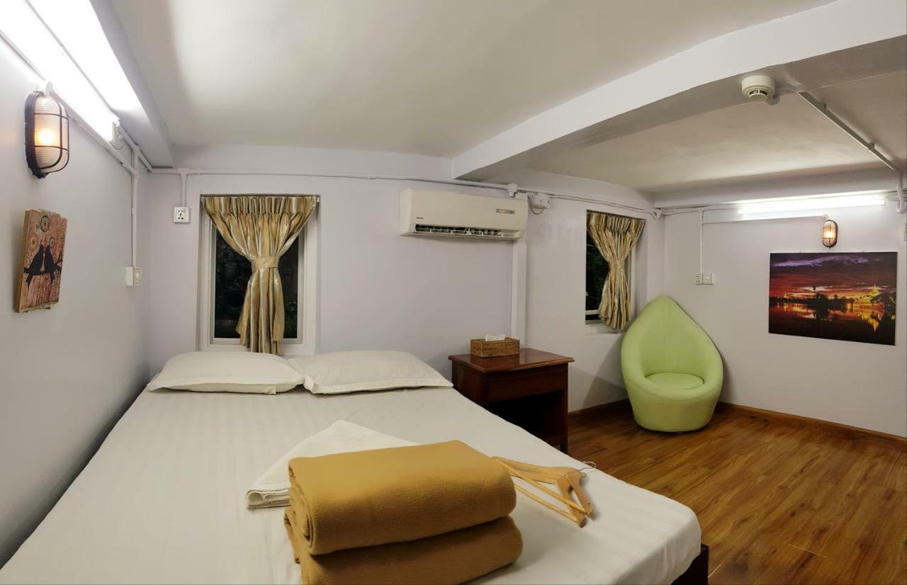 Hostel He-O Yangon Exteriör bild